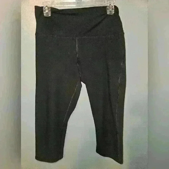 Amazon Essentials Womans Capri Leggings Size M - Picture 1 of 9